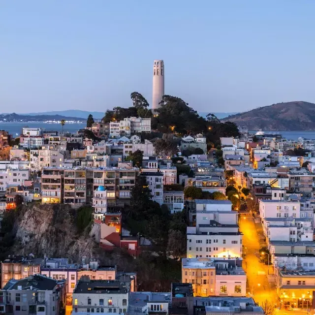 La Coit Tower di San Francisco al tramonto, 前面是明亮的街道，后面是贝博体彩app湾.